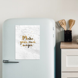 Magnes dekoracyjny "Make your own magic" - złota typografia z gwiazdkami na jasnym marmurze