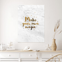 Plakat "Make your own magic" - złota typografia z gwiazdkami na jasnym marmurze