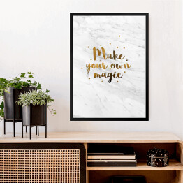 Obraz w ramie "Make your own magic" - złota typografia z gwiazdkami na jasnym marmurze