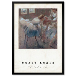 Obraz klasyczny Edgar Degas. Trzy tancerki przygotowujące się do zajęć - reprodukcja z napisem. Plakat z passe partout