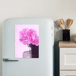 Magnes dekoracyjny Brunetka za różowymi kwiatami