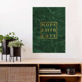 Plakat samoprzylepny "Hope. Faith. Love." - złota typografia na ścianie w kolorze butelkowej zieleni