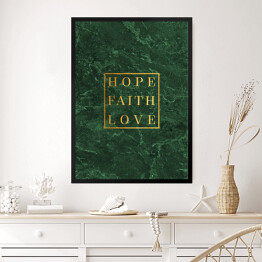 Obraz w ramie "Hope. Faith. Love." - złota typografia na ścianie w kolorze butelkowej zieleni