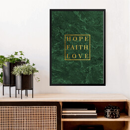 Obraz w ramie "Hope. Faith. Love." - złota typografia na ścianie w kolorze butelkowej zieleni