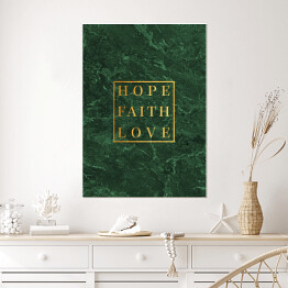 Plakat "Hope. Faith. Love." - złota typografia na ścianie w kolorze butelkowej zieleni