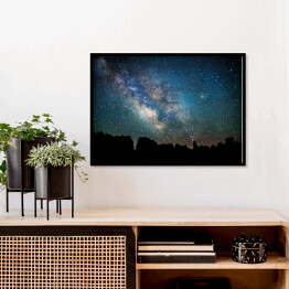 Plakat w ramie Nocny krajobraz z galaktyką