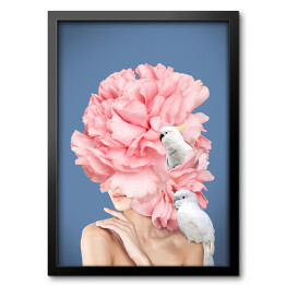 Obraz w ramie Kobieta z białymi papugami i piwoniami