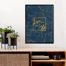 Obraz w ramie "Love more, worry less" - złota typografia na niebiesko złotej ścianie