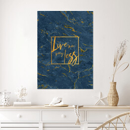 Plakat "Love more, worry less" - złota typografia na niebiesko złotej ścianie