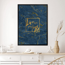 Obraz w ramie "Love more, worry less" - złota typografia na niebiesko złotej ścianie