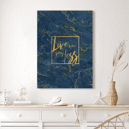 Obraz klasyczny "Love more, worry less" - złota typografia na niebiesko złotej ścianie