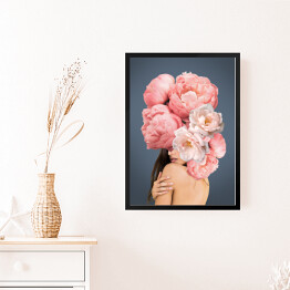 Obraz w ramie Brunetka ukryta za bukietem kwiatów