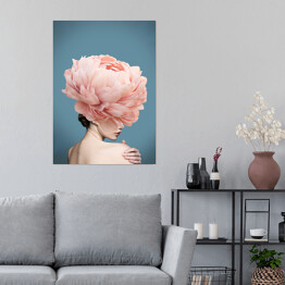 Plakat Zamyślona kobieta z kwiatkiem