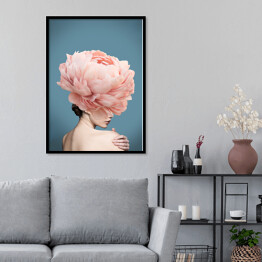 Plakat w ramie Zamyślona kobieta z kwiatkiem
