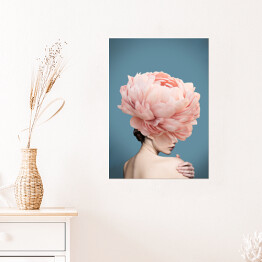 Plakat Zamyślona kobieta z kwiatkiem