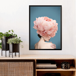 Obraz w ramie Zamyślona kobieta z kwiatkiem