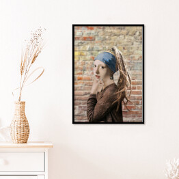 Plakat w ramie Dziewczyna z perłą na tle ściany