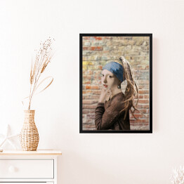Obraz w ramie Dziewczyna z perłą na tle ściany