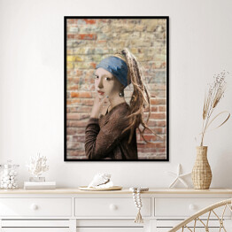 Plakat w ramie Dziewczyna z perłą na tle ściany