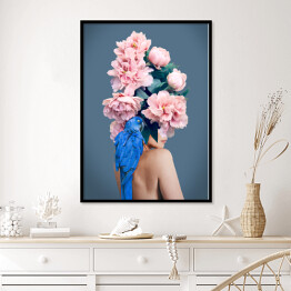 Plakat w ramie Kobieta z niebieską papugą i kwiatami