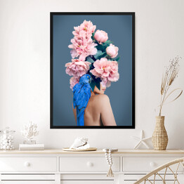 Obraz w ramie Kobieta z niebieską papugą i kwiatami