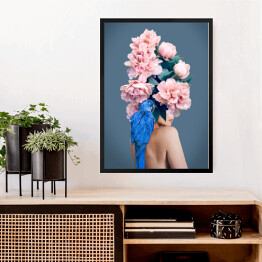 Obraz w ramie Kobieta z niebieską papugą i kwiatami