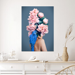 Plakat Kobieta z niebieską papugą i kwiatami