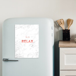 Magnes dekoracyjny "Time to relax" - stylowa typografia na jasnym marmurze