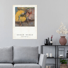 Plakat Edgar Degas. Dwie tancerki, żółta i różowa - reprodukcja z napisem. Plakat z passe partout
